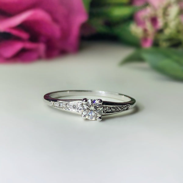 Anillo de compromiso con diamante natural de .22ct y 8 diamantes laterales elaborado en oro blanco De 14 Kilates