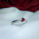 Anillo de compromiso con rubí natural y 14 diamantes naturales elaborado en oro blanco de 14 kilates