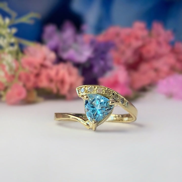 Anillo de compromiso con topacio corte trillion y 6 diamantes naturales en oro amarillo 14 kilates