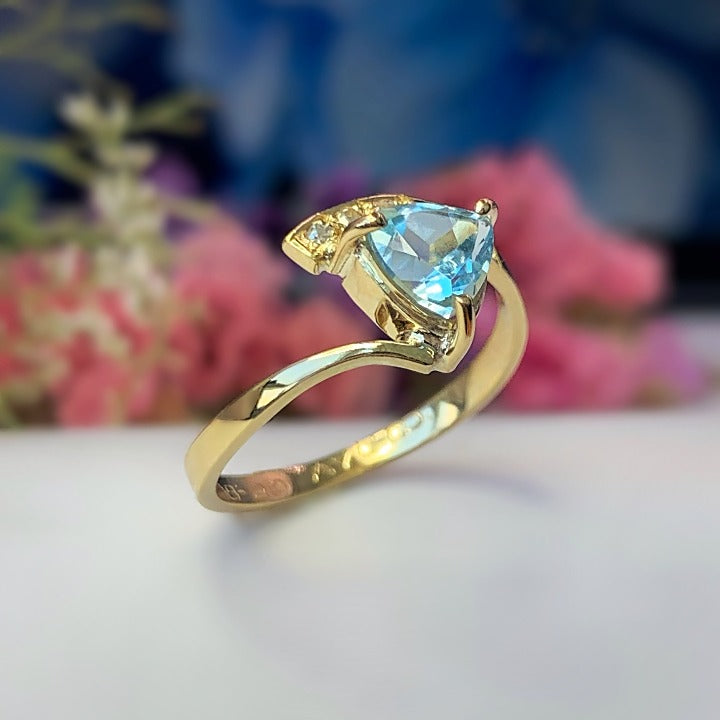 Anillo de compromiso con topacio corte trillion y 6 diamantes naturales en oro amarillo 14 kilates