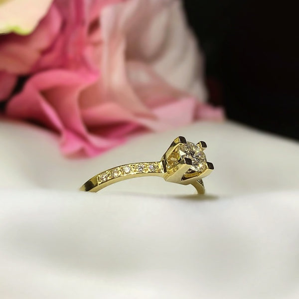 Anillo de compromiso con diamante natural de .40ct con certificación GIA y 10 laterales elaborado en oro amarillo de 14 kilates