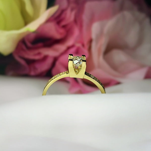 Anillo de compromiso con diamante natural de .40ct con certificación GIA y 10 laterales elaborado en oro amarillo de 14 kilates