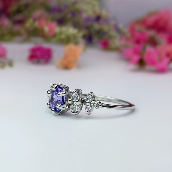 Anillo de compromiso con tanzanita natural de medio quilate y 8 diamantes naturales elaborado en oro blanco de 14 kilates