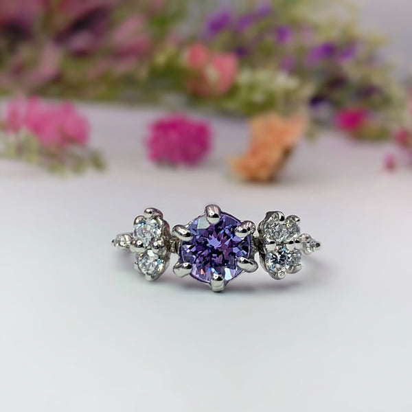 Anillo de compromiso con tanzanita natural de medio quilate y 8 diamantes naturales elaborado en oro blanco de 14 kilates