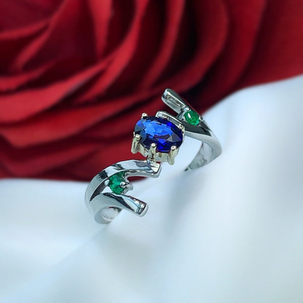 Anillo de compromiso con zafiro natural y esmeraldas elaborado en oro de 14 kilates