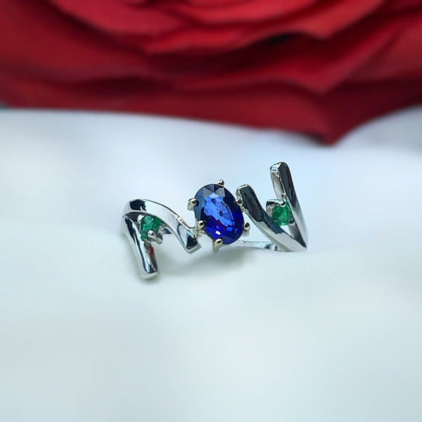 Anillo de compromiso con zafiro natural y esmeraldas elaborado en oro de 14 kilates