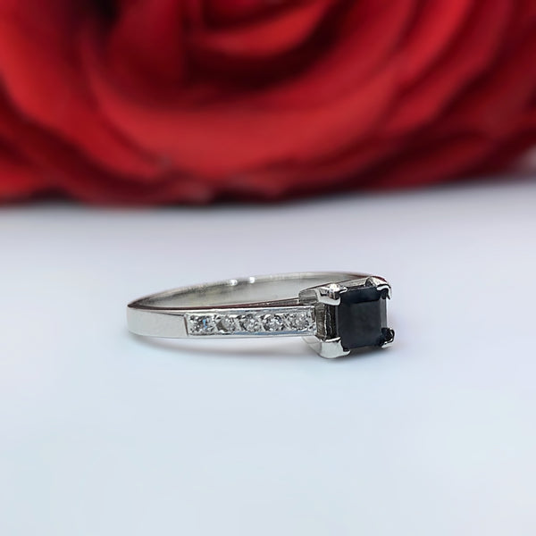 Anillo de compromiso con zafiro natural y 10 diamantes naturales elaborado en oro blanco de 14 kilates