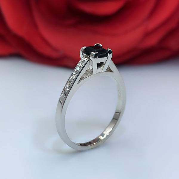 Anillo de compromiso con zafiro natural y 10 diamantes naturales elaborado en oro blanco de 14 kilates