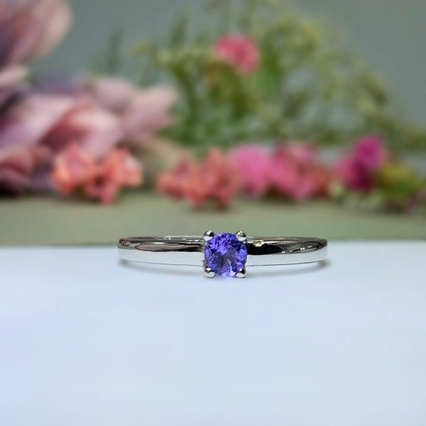 Anillo de compromiso con tanzanita natural elaborado en oro blanco de 14 kilates