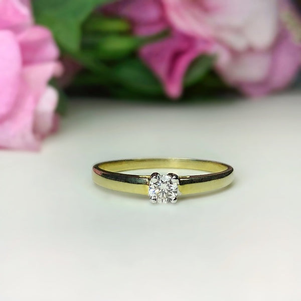 Anillo de compromiso con diamante natural central de .15ct elaborado en oro amarillo de 14 kilates