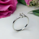 Anillo de compromiso con diamante natural de .22ct y 8 diamantes laterales elaborado en oro blanco De 14 Kilates