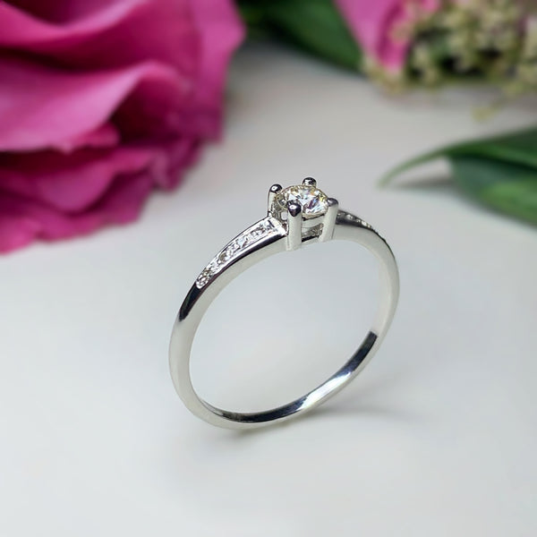 Anillo de compromiso con diamante natural de .22ct y 8 diamantes laterales elaborado en oro blanco De 14 Kilates