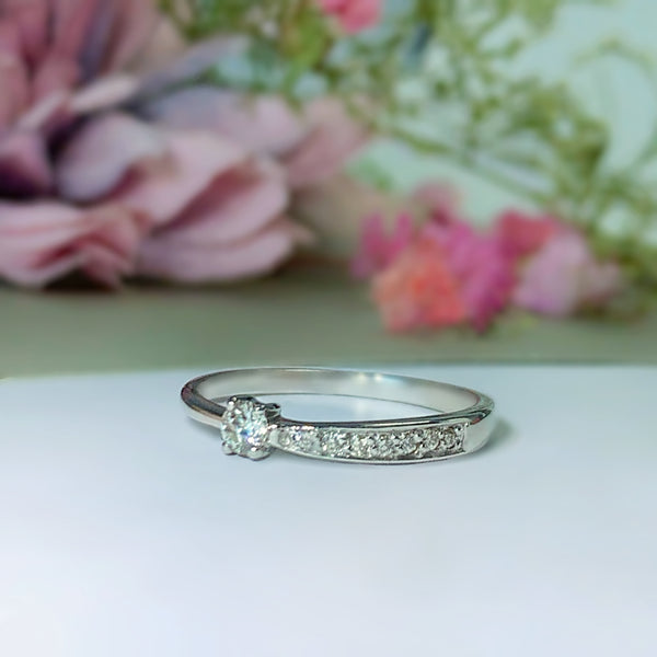 Anillo de compromiso con diamante natural de .11ct y 7 diamantes laterales elaborado en oro blanco de 14 kilates