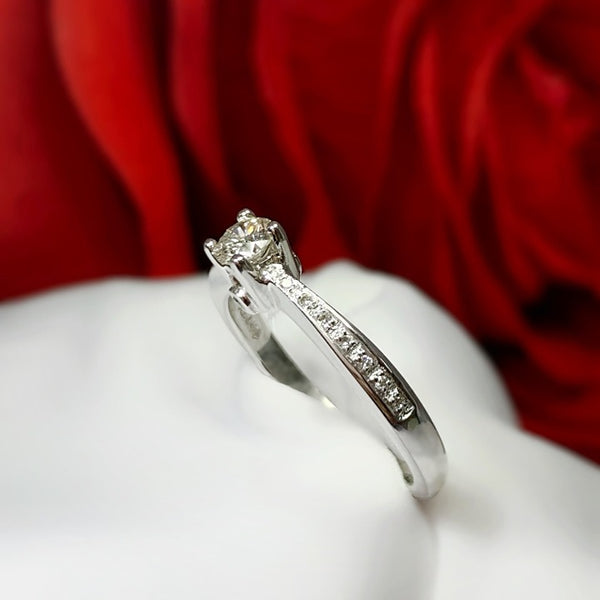 Anillo de compromiso con diamante natural de .24ct y 16 diamantes laterales elaborado en oro blanco de 14 kilates