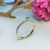 Anillo de compromiso con esmeralda y diamantes naturales elaborado en oro amarillo de 14 kilates