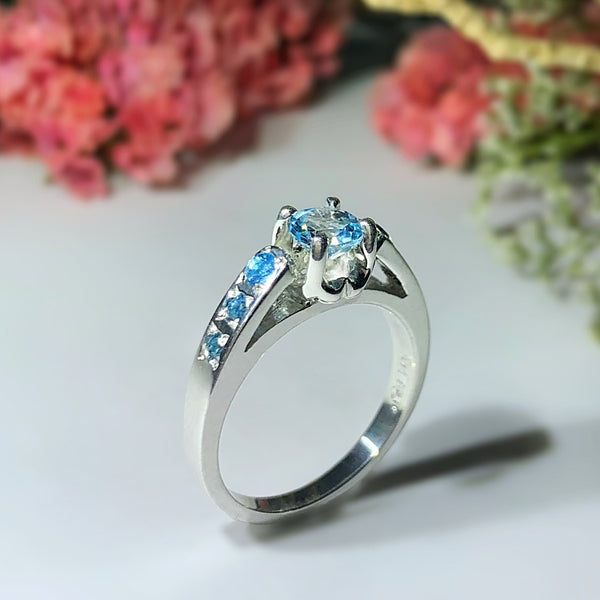 Anillo de compromiso con topacio natural elaborado en oro blanco de 14 kilates