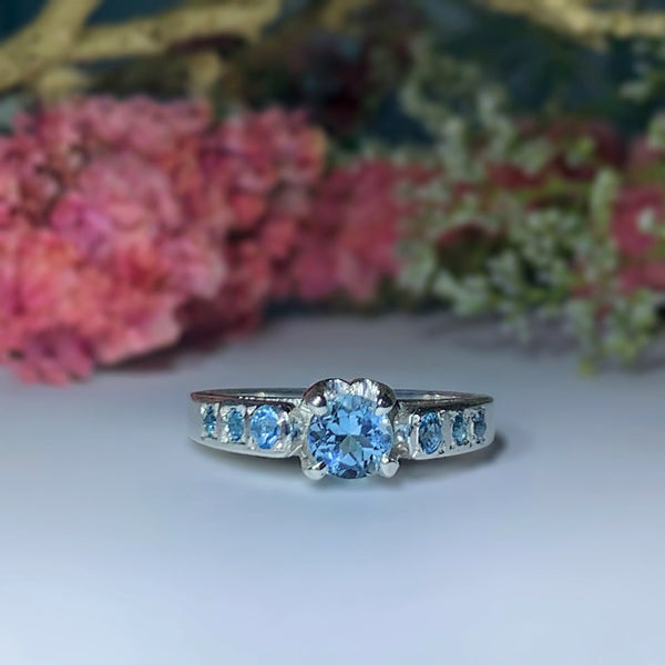 Anillo de compromiso con topacio natural elaborado en oro blanco de 14 kilates