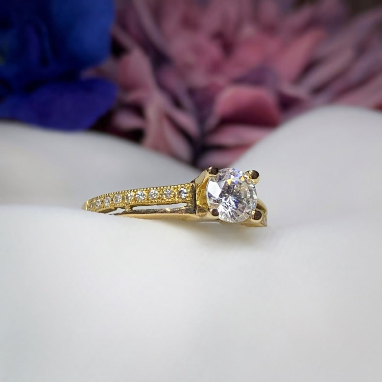 Anillo de compromiso con diamante natural central de .60ct con certificación GIA y 20 diamantes naturales laterales elaborado en oro amarillo de 18 kilates