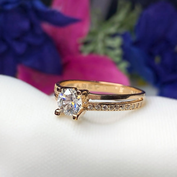 Anillo de compromiso con diamante natural central de .60ct con certificación GIA y 20 diamantes naturales laterales elaborado en oro amarillo de 14 kilates