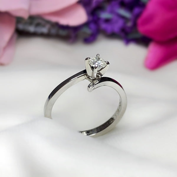 Anillo de compromiso con diamante natural de .20ct elaborado en oro de 14 kilates