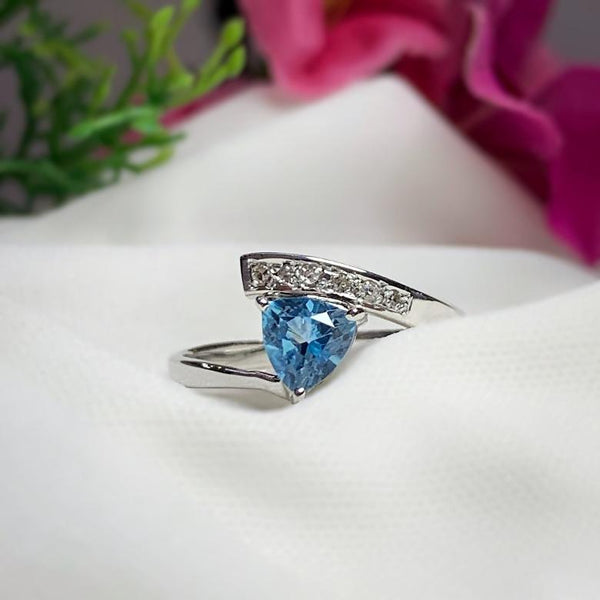 Anillo de compromiso con topacio corte trillion y 6 diamantes naturales elaborado en oro blanco 14 kilates
