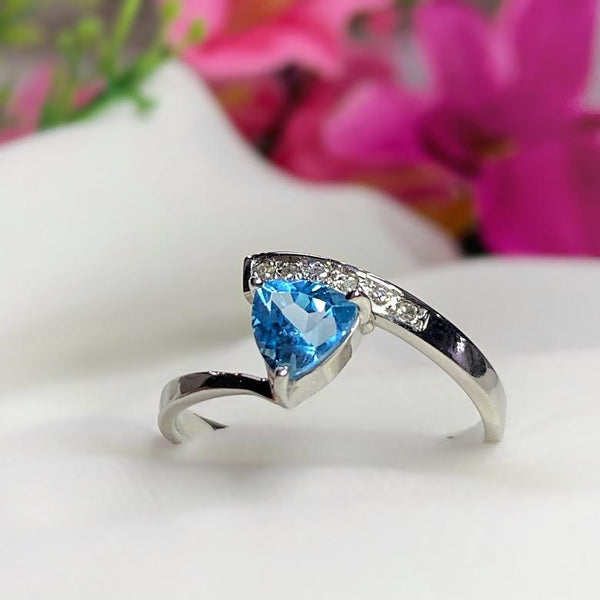 Anillo de compromiso con topacio corte trillion y 6 diamantes naturales elaborado en oro blanco 14 kilates