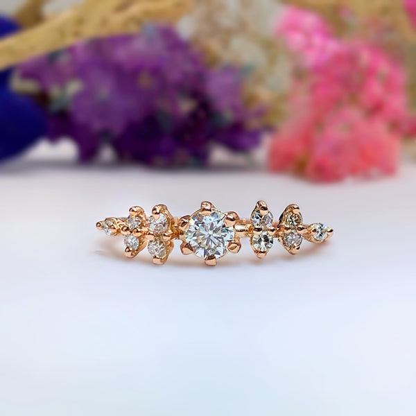 Anillo de compromiso con diamante natural de .30ct con certificación GIA y 10 diamantes laterales elaborado en oro rosa de 14 kilates
