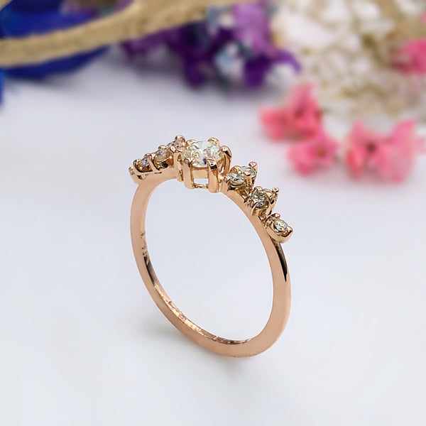 Anillo de compromiso con diamante natural de .30ct con certificación GIA y 10 diamantes laterales elaborado en oro rosa de 14 kilates