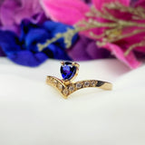 Anillo de compromiso con zafiro natural y cristales elaborado en oro rosa de 14 kilates