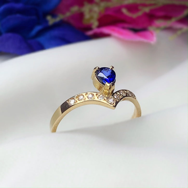 Anillo de compromiso con zafiro natural y cristales elaborado en oro rosa de 14 kilates