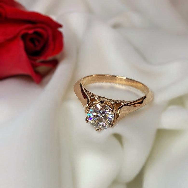 Anillo de compromiso con diamante natural central de .60ct con certificación GIA y 12 diamantes laterales elaborado en oro rosa de 14 kilates