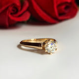 Anillo de compromiso con diamante natural central de .60ct con certificación GIA y 12 diamantes laterales elaborado en oro rosa de 14 kilates
