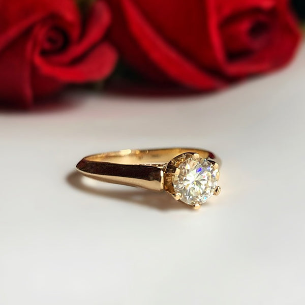 Anillo de compromiso con diamante natural central de .60ct con certificación GIA y 12 diamantes naturales laterales elaborado en oro rosa de 14 kilates