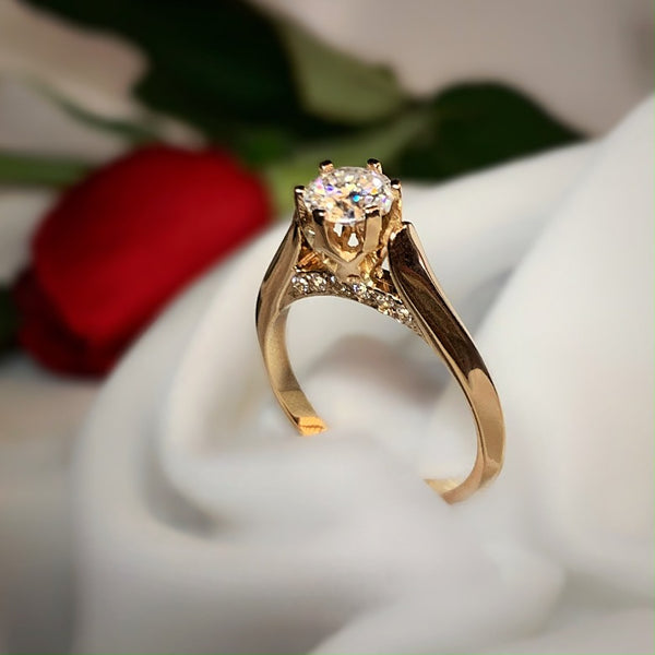 Anillo de compromiso con diamante natural central de .60ct con certificación GIA y 12 diamantes naturales laterales elaborado en oro rosa de 14 kilates