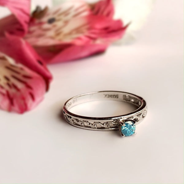 Anillo de compromiso con diamante azul natural central de .11ct elaborado en oro blanco de 14 kilates