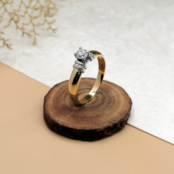 Anillo de compromiso con moissanita de .20ct realizado en oro amarillo de 14 kilates