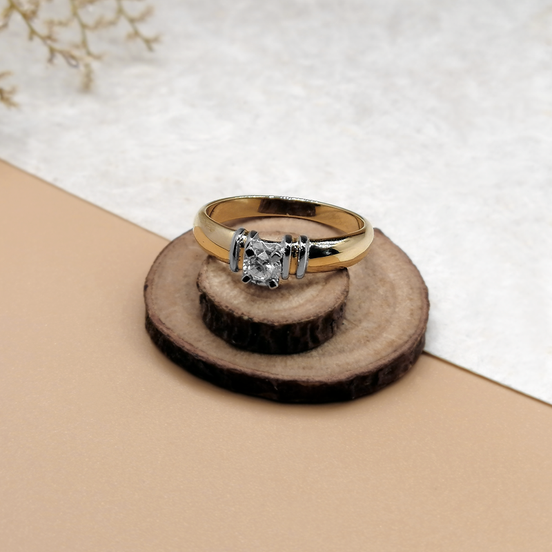 Anillo de compromiso con moissanita de .20ct realizado en oro amarillo de 14 kilates