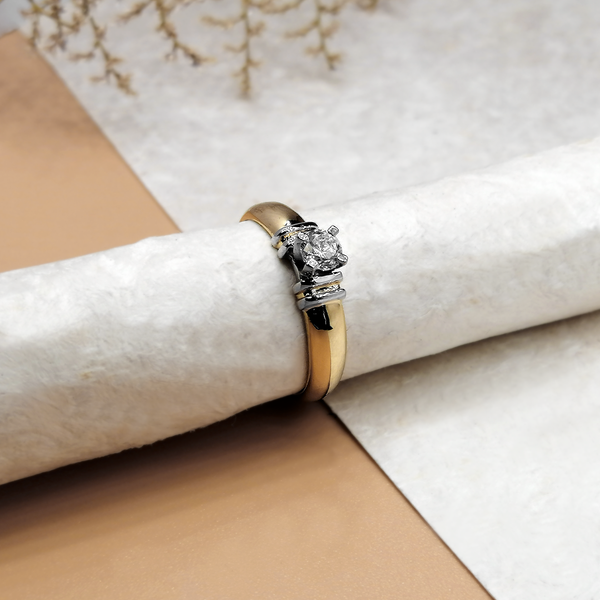 Anillo de compromiso con moissanita de .20ct realizado en oro amarillo de 14 kilates