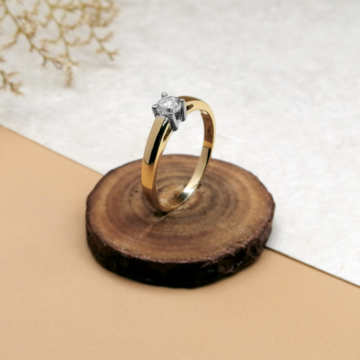 Anillo de compromiso con diamante natural de .15ct elaborado en oro amarillo de 14 kilates