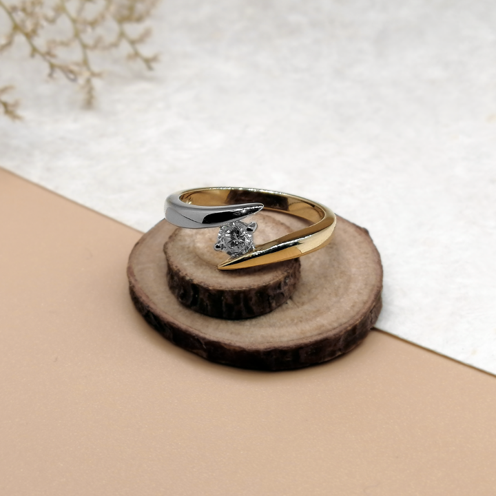 Anillo de compromiso con moissanita de .20ct certificado GRA realizado en oro amarillo y blanco de 14 kilates