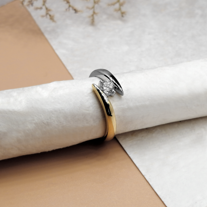 Anillo de compromiso con moissanita de .20ct certificado GRA realizado en oro amarillo y blanco de 14 kilates