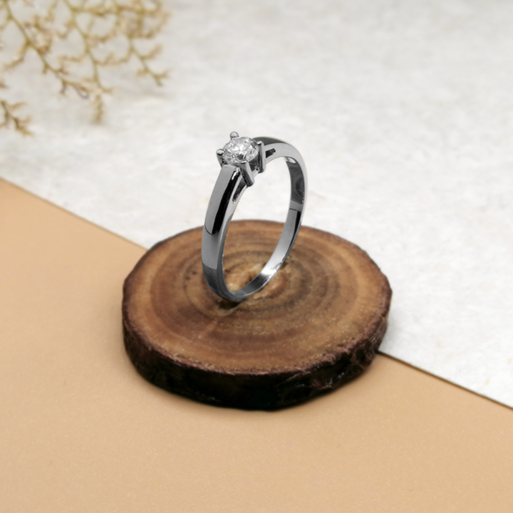 Anillo de compromiso con diamante natural de .15ct elaborado en oro blanco de 18 kilates