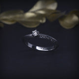 Anillo de compromiso con diamante natural de .06ct y 10 diamantes laterales elaborado en oro blanco de 14 kilates
