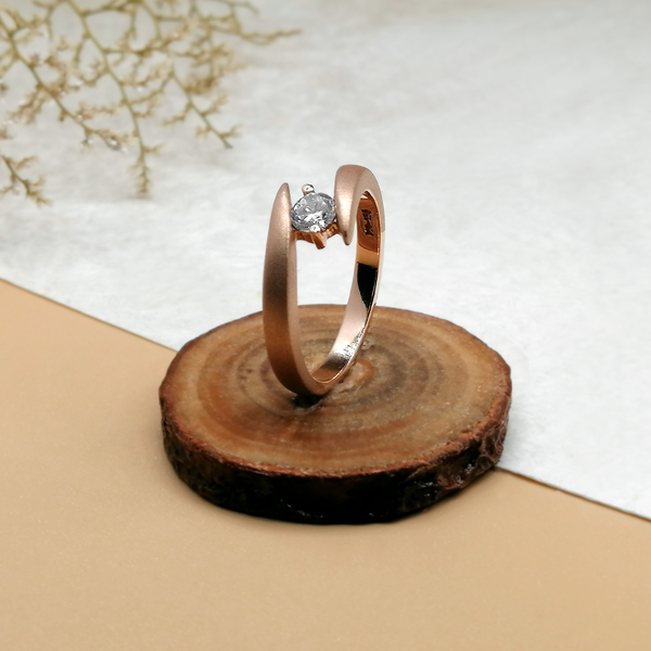 Anillo de compromiso con diamante natural de .20 puntos elaborado en oro rosa de 14 kilates