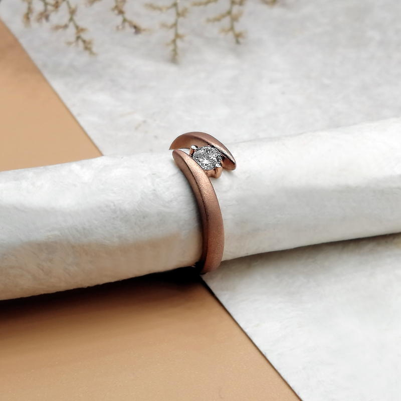 Anillo de compromiso con diamante natural de .20 puntos elaborado en oro rosa de 14 kilates