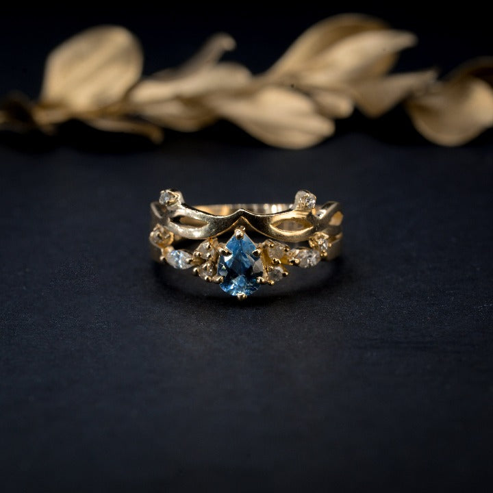 Anillo de compromiso con topacio natural corte gota y 6 diamantes naturales + complemento de anillo con 4 diamantes naturales elaborados en oro amarillo de 14 kilates