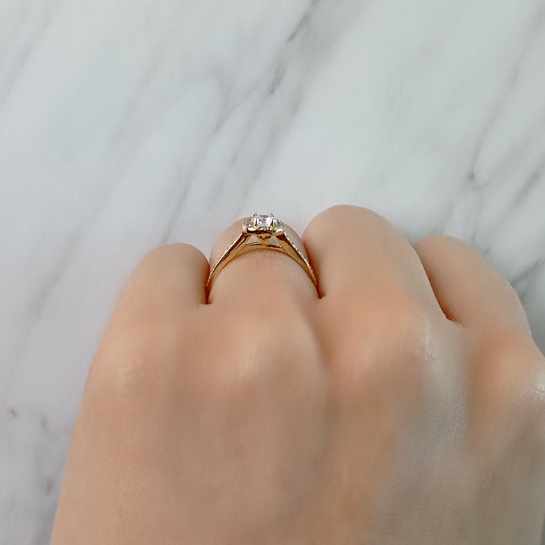 Anillo de compromiso diamante natural de .25ct y 26 diamantes laterales realizado en oro amarillo de 14 kilates