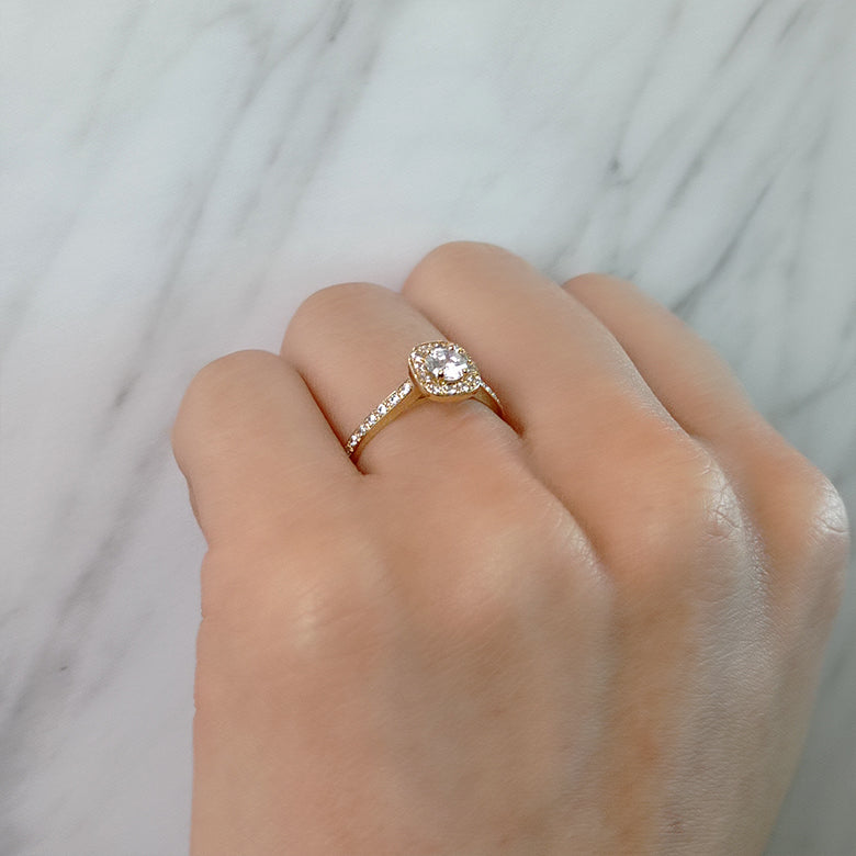 Anillo de compromiso diamante natural de .25ct y 26 diamantes laterales realizado en oro amarillo de 14 kilates