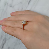 Anillo de compromiso diamante natural de .25ct y 26 diamantes laterales realizado en oro amarillo de 14 kilates