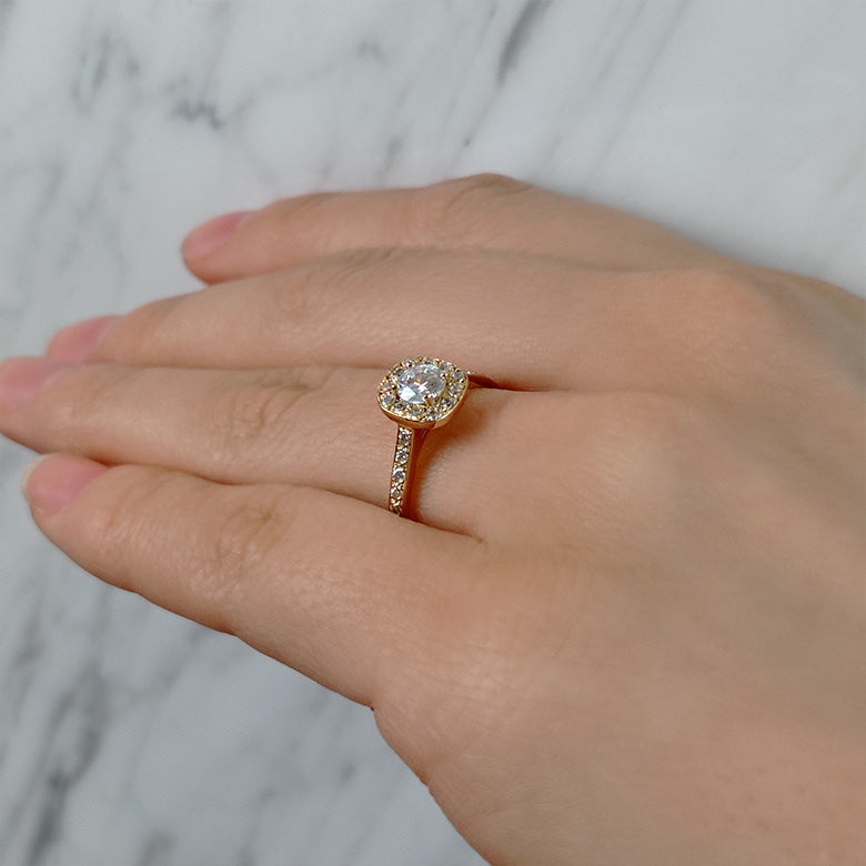 Anillo de compromiso diamante natural de .25ct y 26 diamantes laterales realizado en oro amarillo de 14 kilates